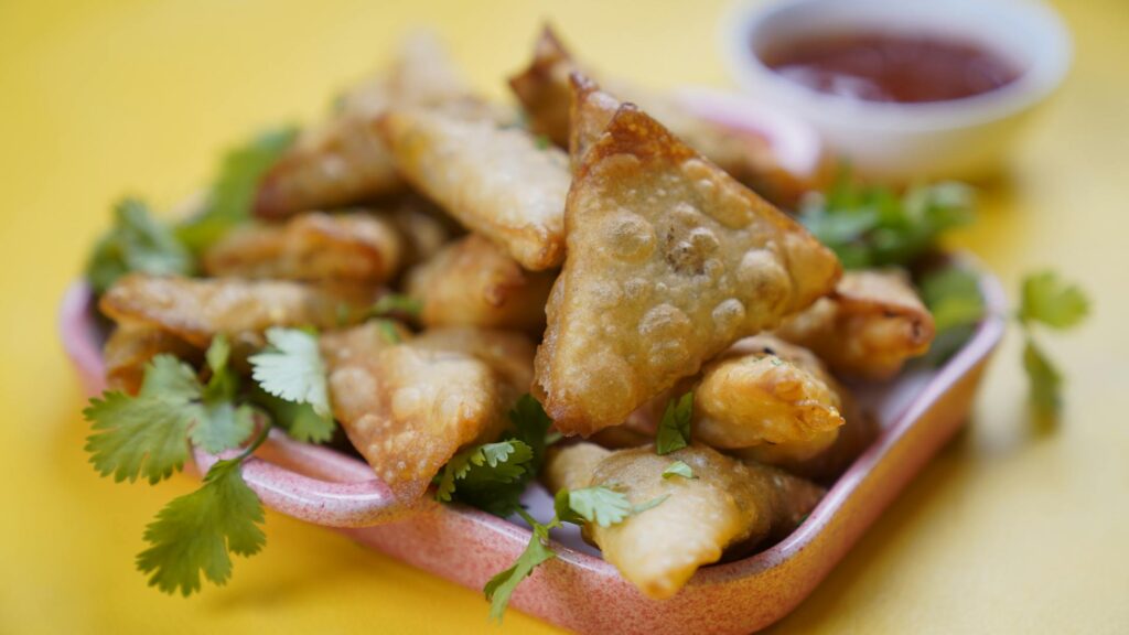 street food Freshly fried samosas served with chutneys